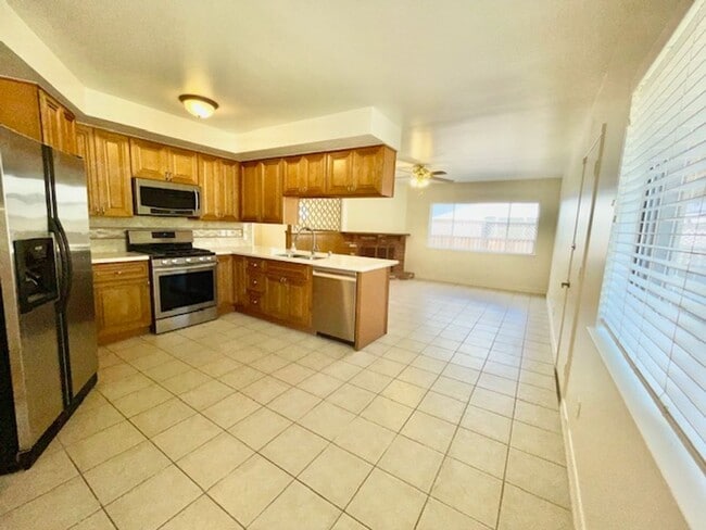 Building Photo - Spacious updated home in Hidden Valley nei...