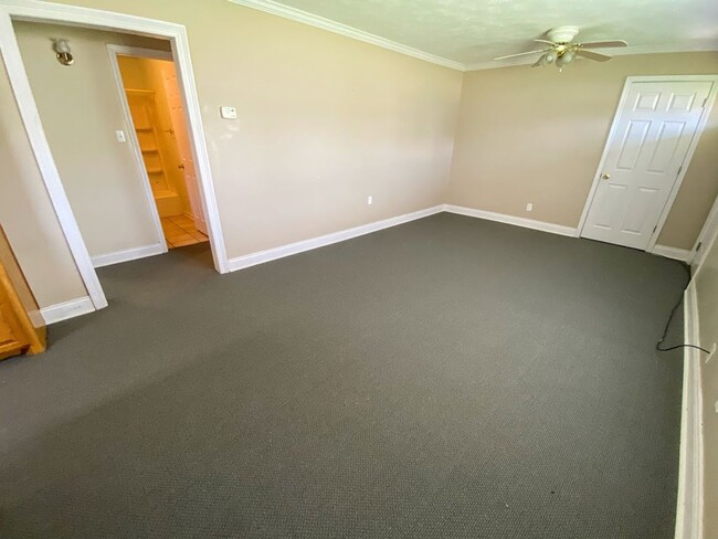 Building Photo - Apartment For Rent Near McNeese State Univ...