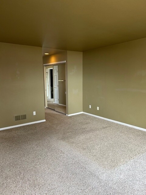 Building Photo - 3670 Point Dr