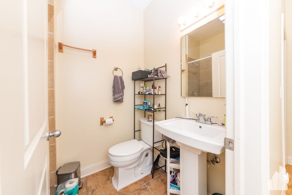 Building Photo - 1133 W Addison St