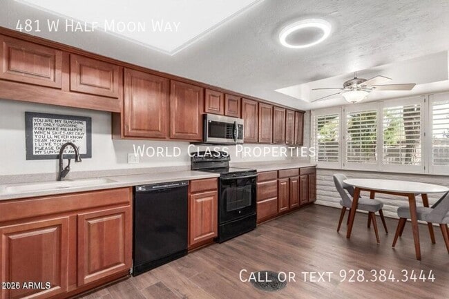 Building Photo - 481 W Half Moon Way