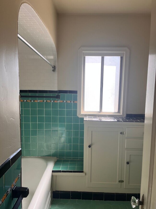 Building Photo - Available Now!! Delightful 1 bedroom, 1 ba...