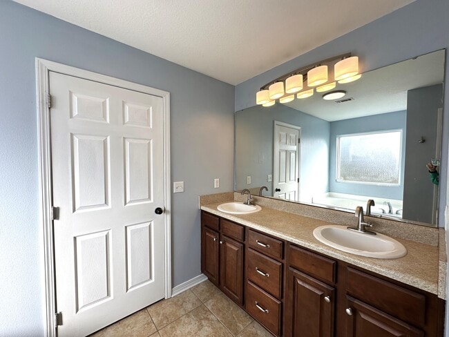 Building Photo - 417 Eisenhower Dr