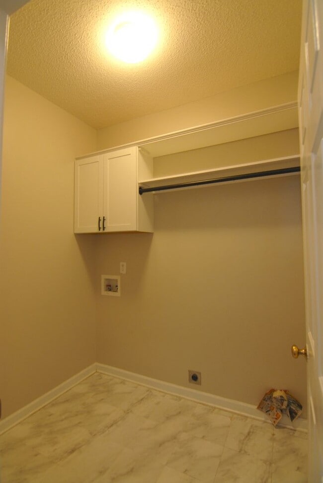 Building Photo - Stunning 2 story brick home 4 bedroom 2.5 ...