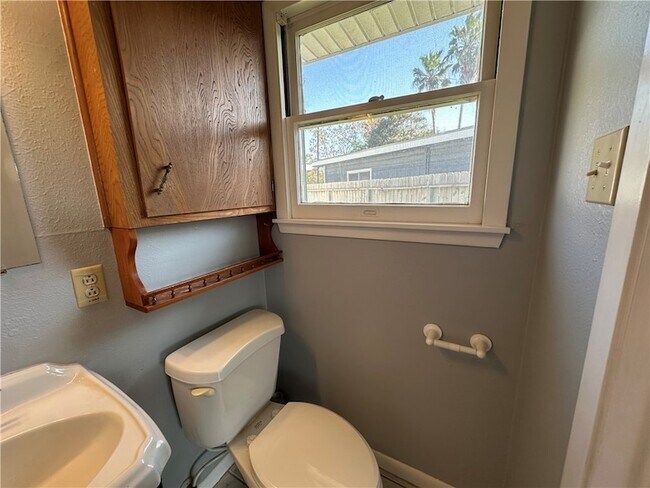 Building Photo - 117 Holly Dr