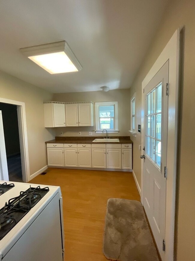 Building Photo - Spacious 3-Bed Home with Large Front & Backyard – Quiet Madera Living