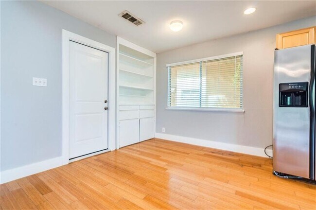 Building Photo - 3006 Lakeside Dr
