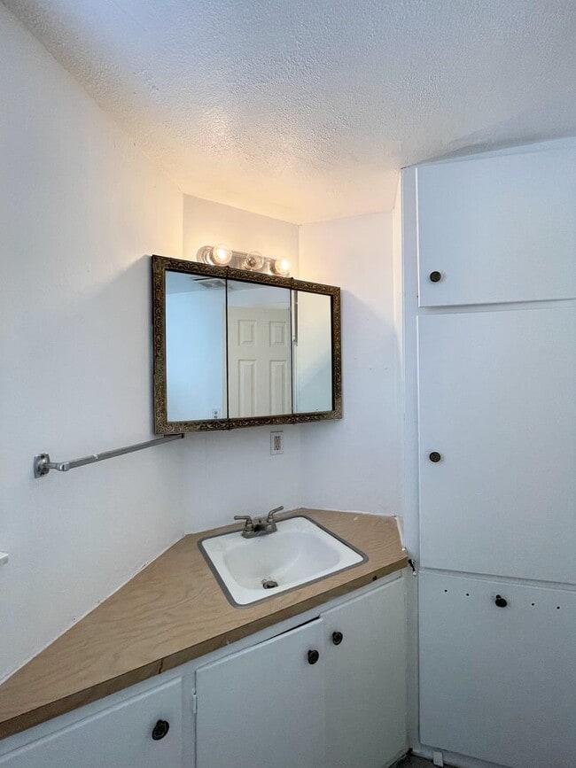 Building Photo - 2 Bed 1 Bath with 2-Car Detached Garage