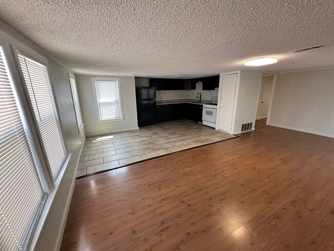 Building Photo - Newly Remodeled 4 Bed, 1 Bath Upstairs Uni...