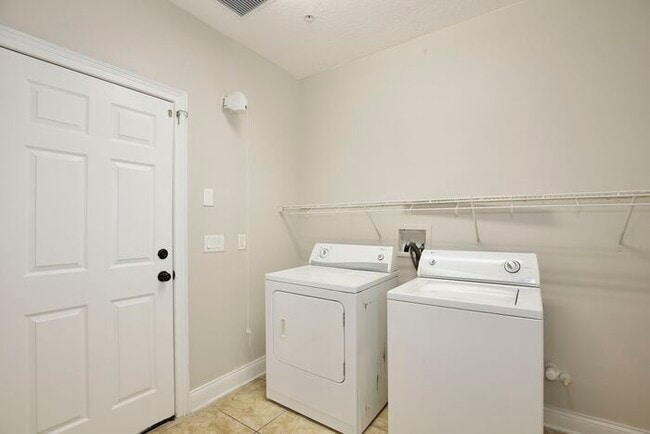 Building Photo - AGENT SHOWINGS ONLY! Stunning 3/2.5 Corner Unit Townhome with a Spacious 2 Car Garage in the Gate...