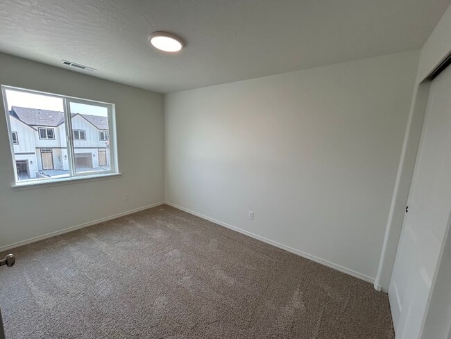 Building Photo - 3 Bedroom 2.5 Bathroom Townhome