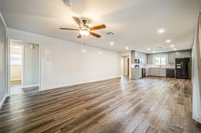 Building Photo - 2605 Leslie St