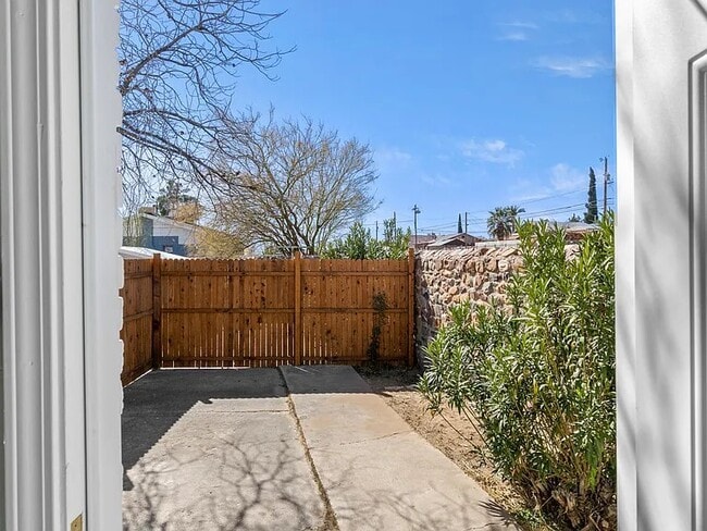 Building Photo - 1017 Maple St