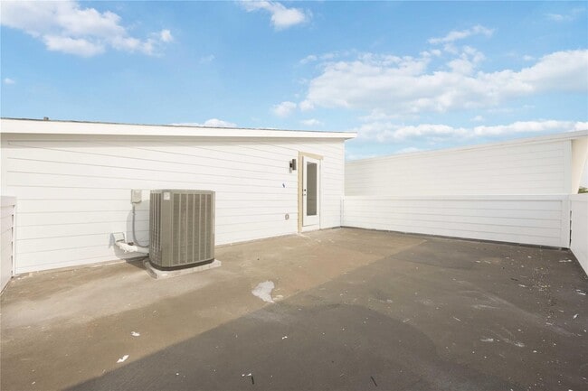 Building Photo - 2115 Dan St