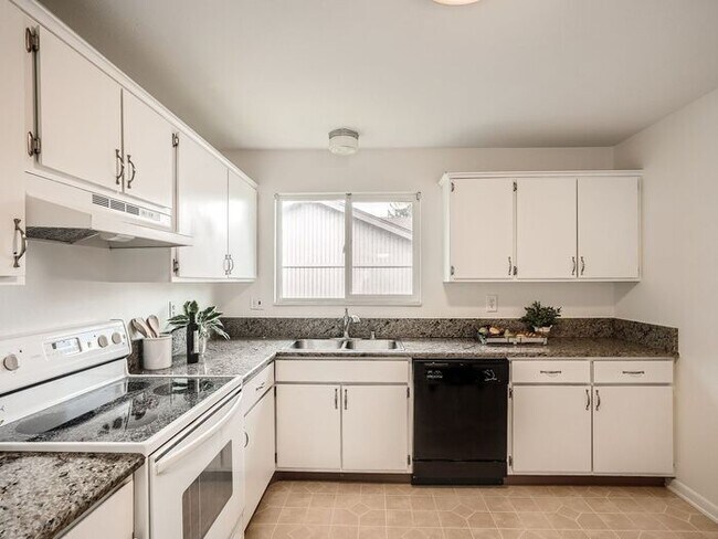Building Photo - 3 Bedroom/2 Bathroom Ranch Home with 2 car...