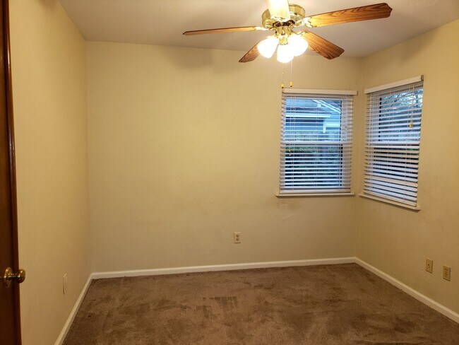 Building Photo - 2 Bedroom for rent January 2026 in NE Tall...
