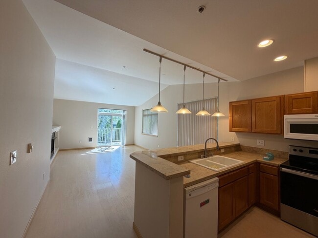 Building Photo - Spacious Mukilteo Nantucket Home Backing to a Peaceful Greenbelt