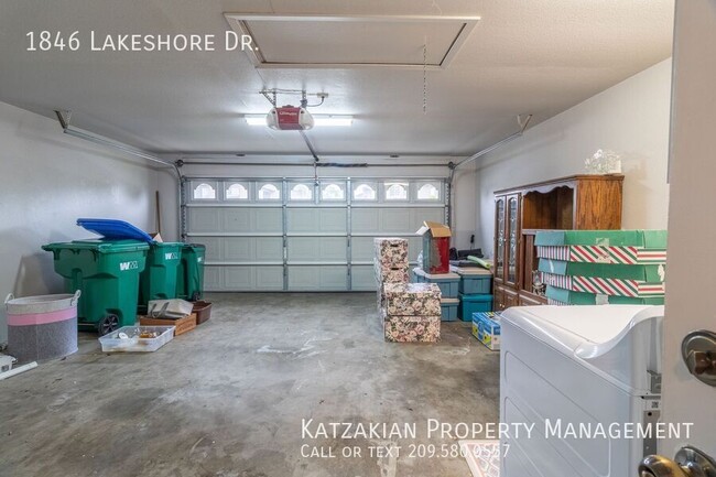 Building Photo - 1846 Lakeshore Dr