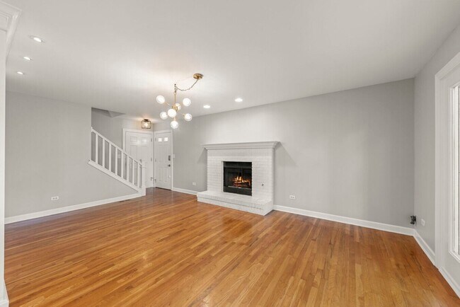 Building Photo - 10S160 Alma Ln