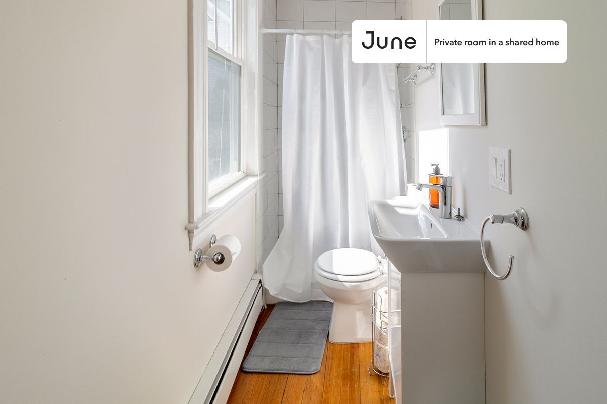 Building Photo - Room in Shared 3 bed/2 bath home