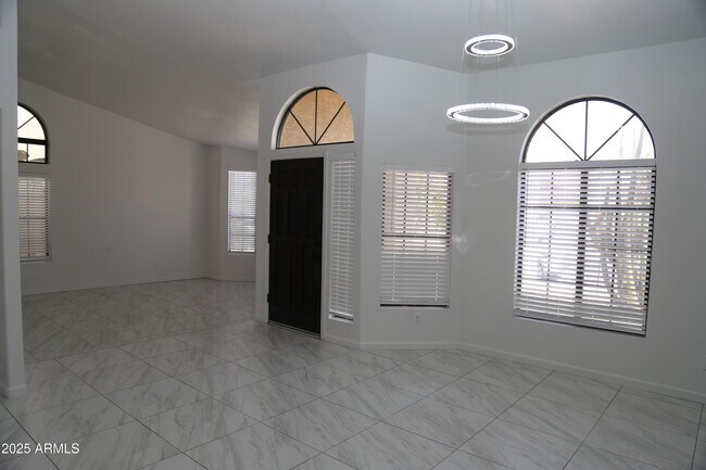 Building Photo - 827 W Harbor Dr