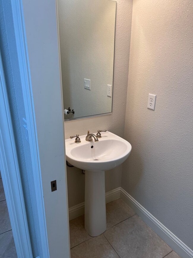 Building Photo - 3 bedroom, 2.5 bathroom home in great Neig...