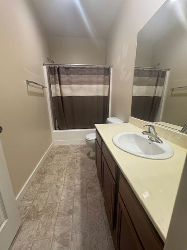 Building Photo - 638 Canary Cir