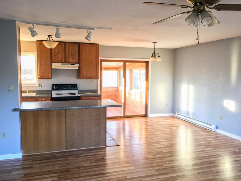 Living room looking towards kitchen - 901 Montana St