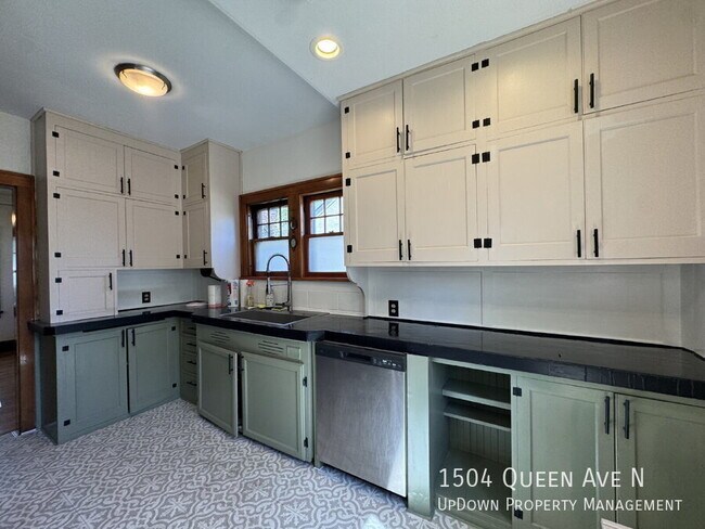 Building Photo - 1504 Queen Ave N