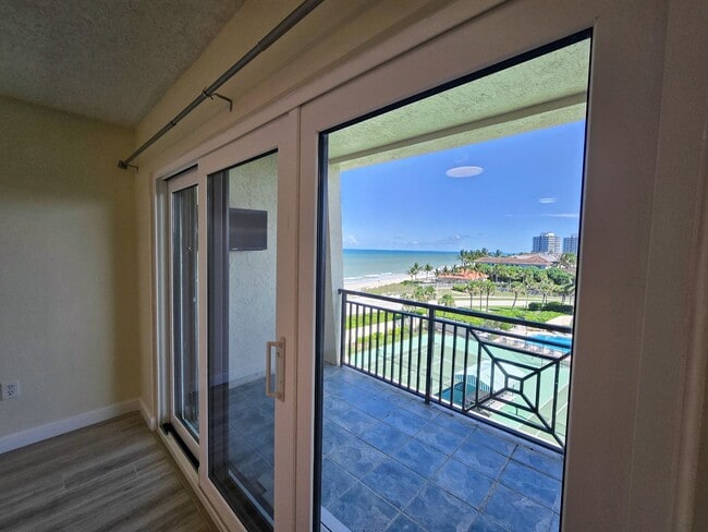 Building Photo - Penthouse in the Racquet Club annual rental!