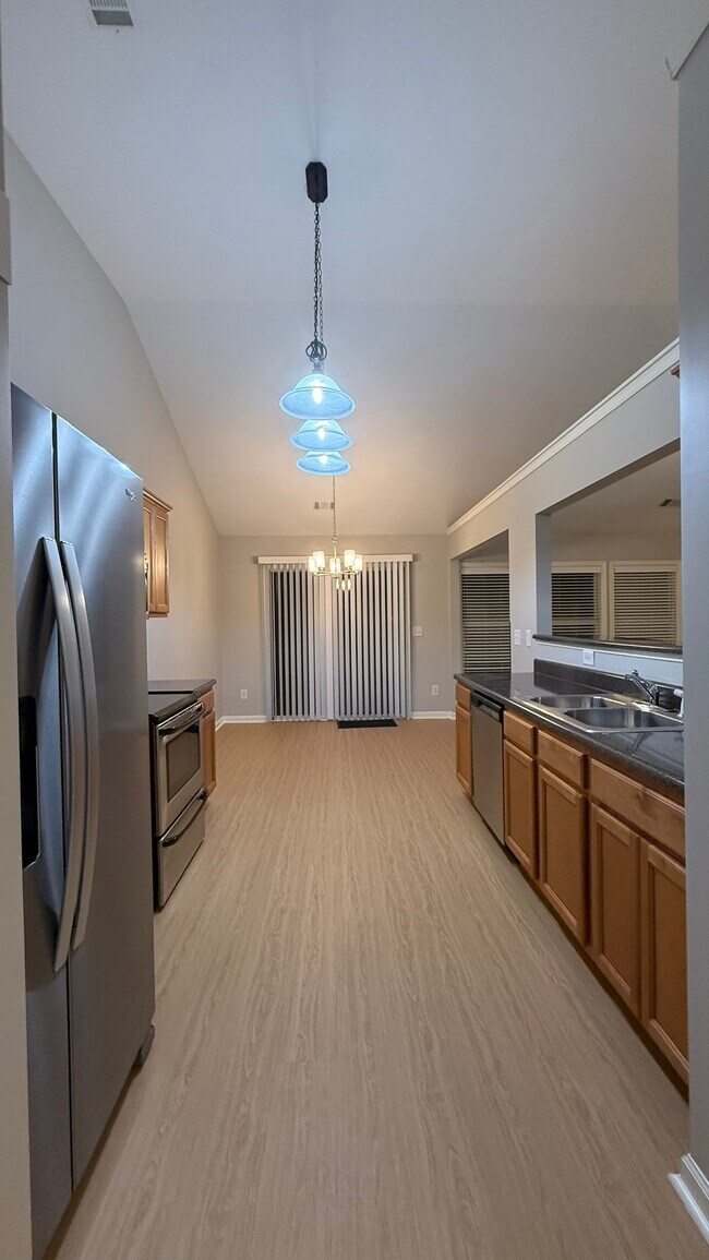 Building Photo - 2350 Walnut Tree Ct NE