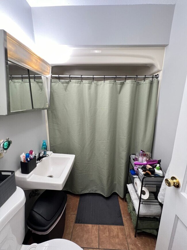 Building Photo - AVAILABLE JUNE - Spacious 2 Bedroom Apartment!