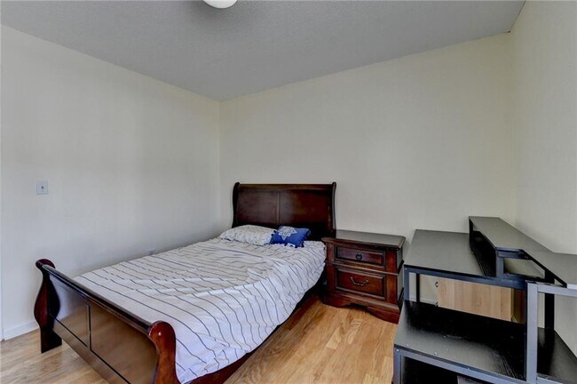 Building Photo - 435 Leasingham Way