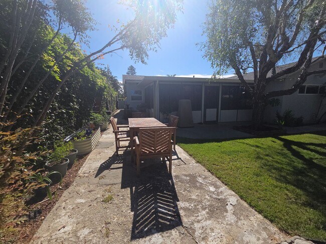 Building Photo - Mid-town Ventura 3 Bedroom 2 bath single level home