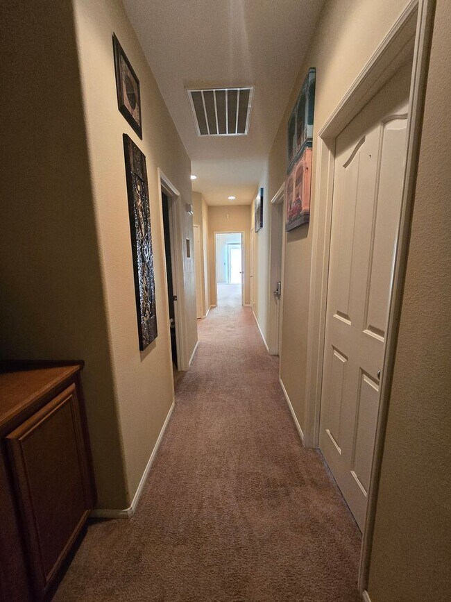 Building Photo - 3 Bedroom 2 Bath located in Mountain View DHS