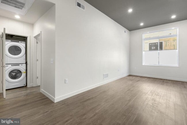 Building Photo - 525 N 41st St