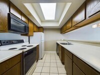 Building Photo - 2824 S Bartell Dr