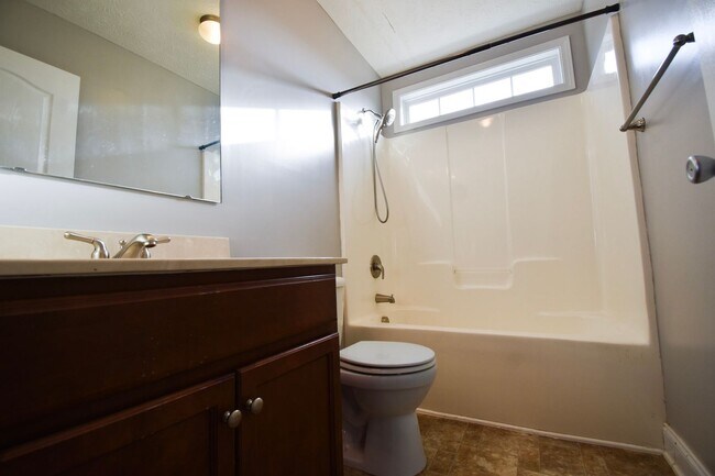 Building Photo - 4 bedroom, 2.5 bathroom Home!