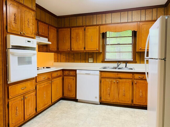 Building Photo - Wow, great location, newly renovated, 4 beds/2 bath, private fenced yard, sun room/office, must see!