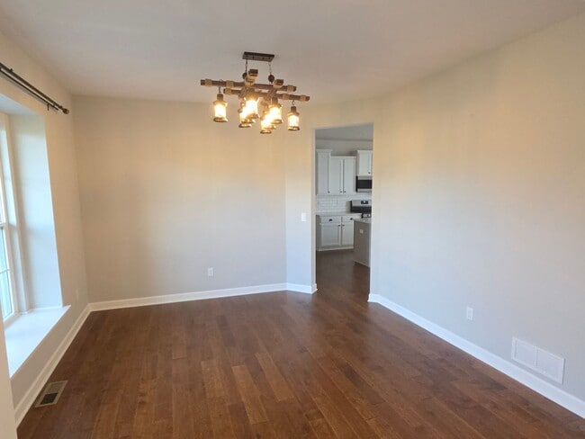 Building Photo - Like New 5 bedroom Pewaukee home in Broken...