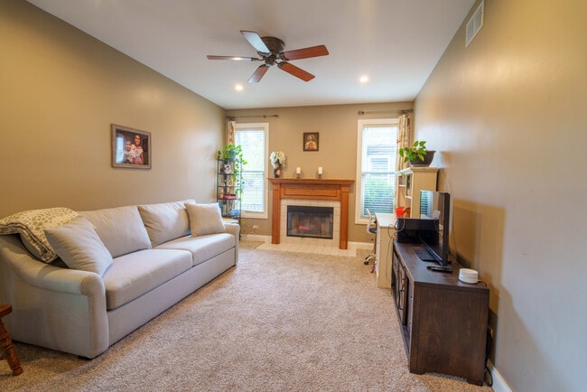 Building Photo - 864 Red Clover Dr