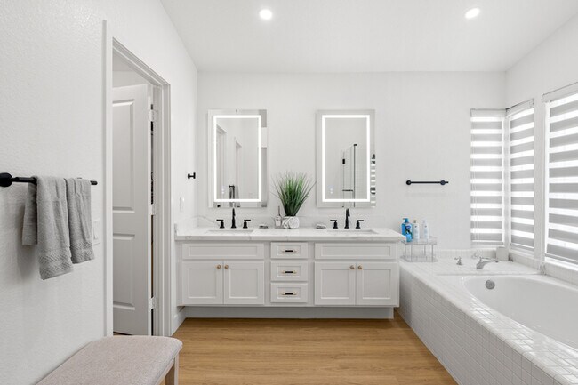 Building Photo - Luxe Spacious Home Near Parks Fully Equipped