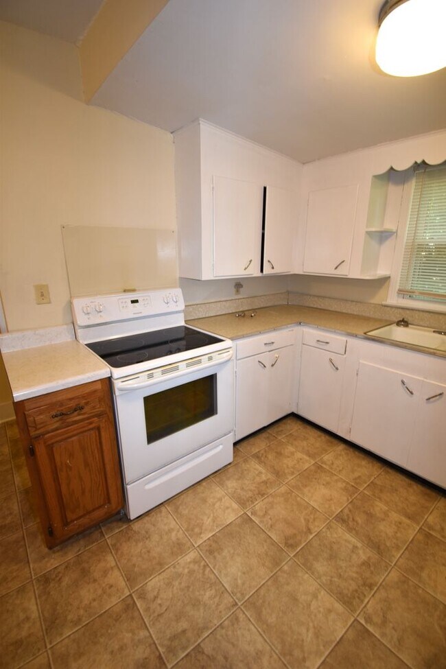 Building Photo - Large 2 Bedroom Home For Rent Near Madison Street!