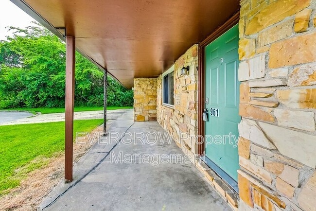 Building Photo - 961 Valley View Dr