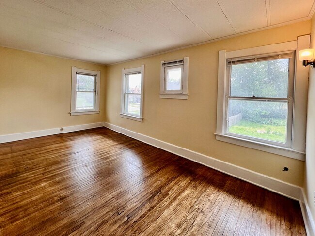 Building Photo - 3 Bedroom House