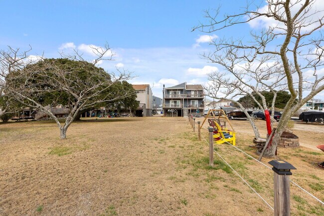 Building Photo - Beachside Living with Beautiful Water Views