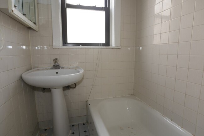 Building Photo - 6265 W Cornelia Ave