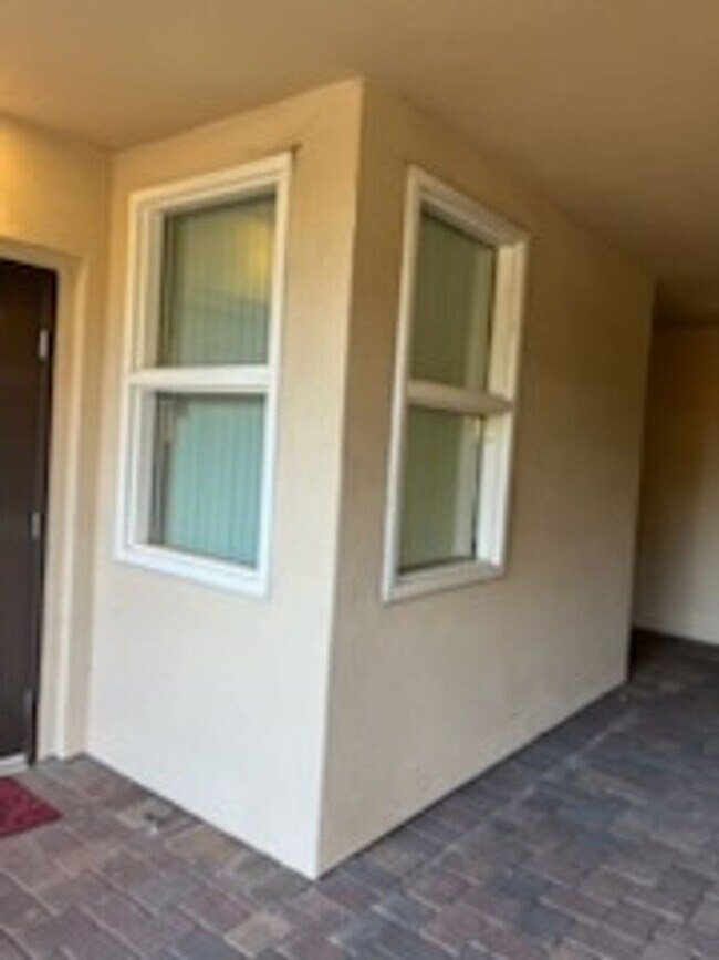Building Photo - Epic REA - Great 1 BR/1 BA Condo w/Parking...