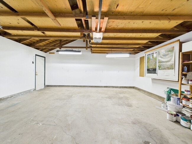 Building Photo - Stunning Turnkey Home in Cambrian!