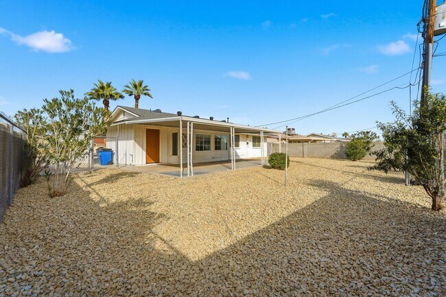 Building Photo - Comfortable 2-Bed Sun City Retreat with Vinyl Flooring & Fresh Paint